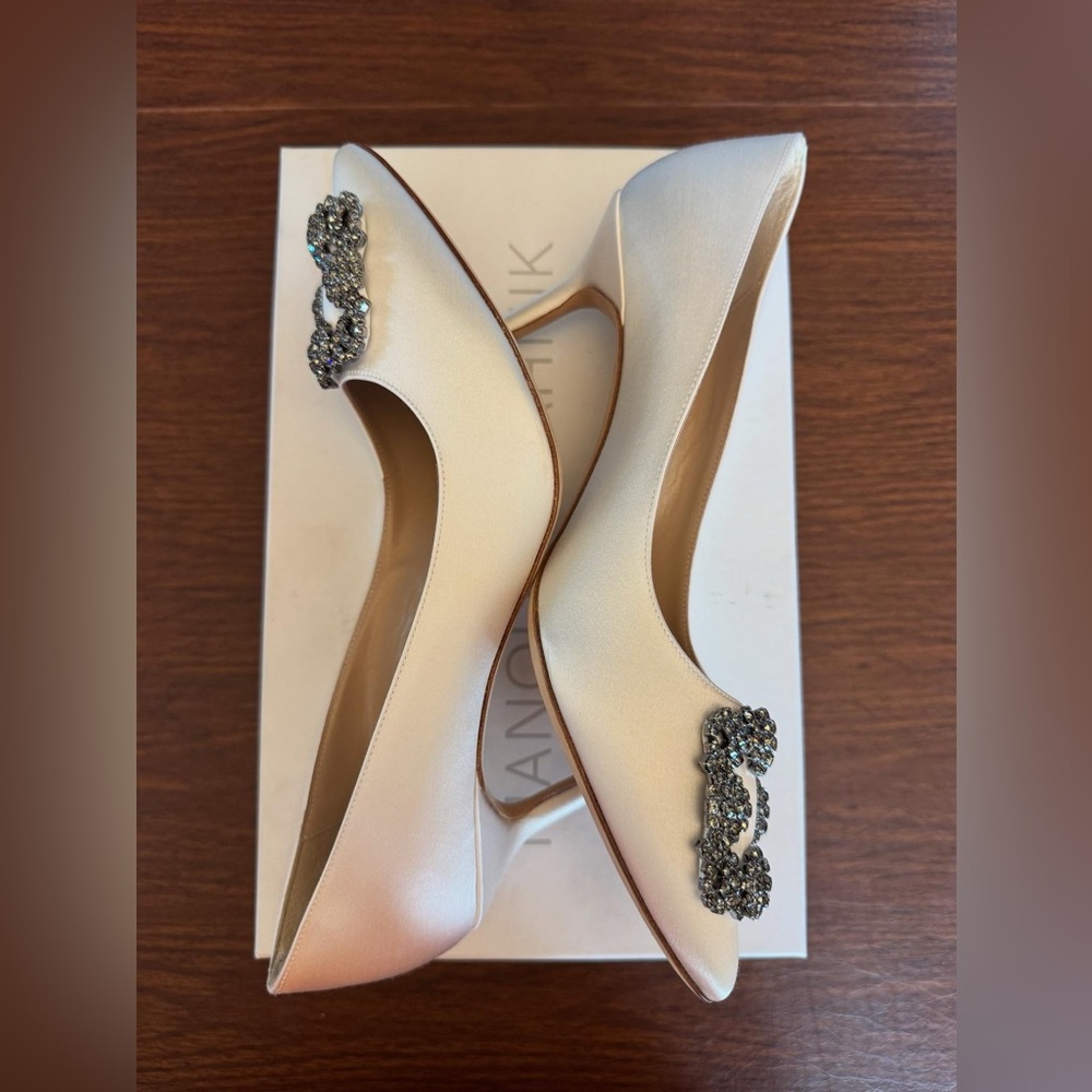 Manolo Blahnik Hangisi 105mm Satin Pumps - Picture 3 of 9